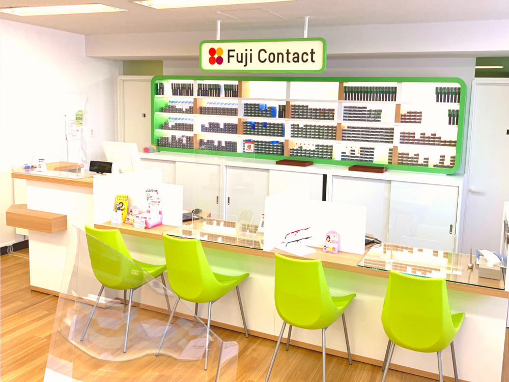 地下街アゼリアの出口からすぐ 川崎店 コンタクトレンズ 富士コンタクト