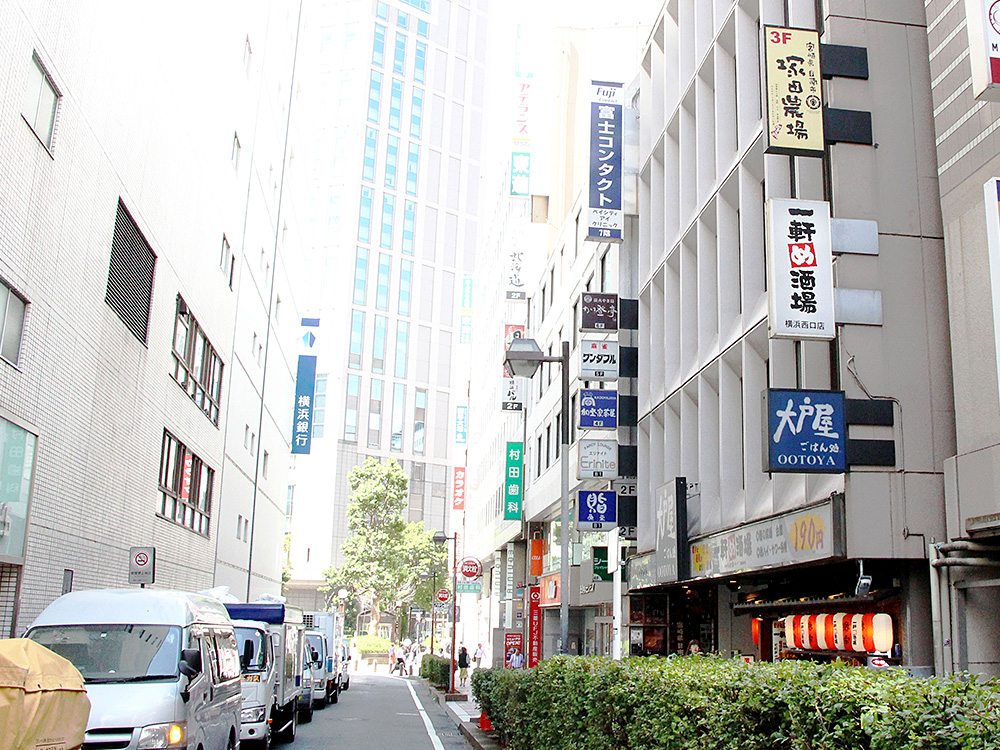 横浜駅西口より徒歩すぐ 横浜店 コンタクトレンズ 富士コンタクト